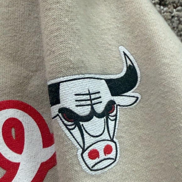 Sportiqe Chicago Bulls Size M women’s cream Pullover Sweatshirt Comfy SMALL - Picture 4 of 12